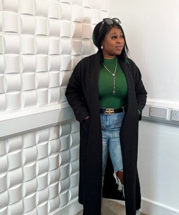 Light coat with two pockets