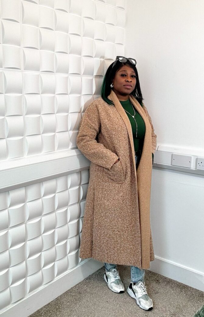 Light coat with two pockets - Image 2